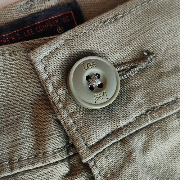 🩳 Lee Women’s Olive Green Shorts – Size 10, NWT, Comfort Waistband, 6” Inseam - Picture 10 of 11